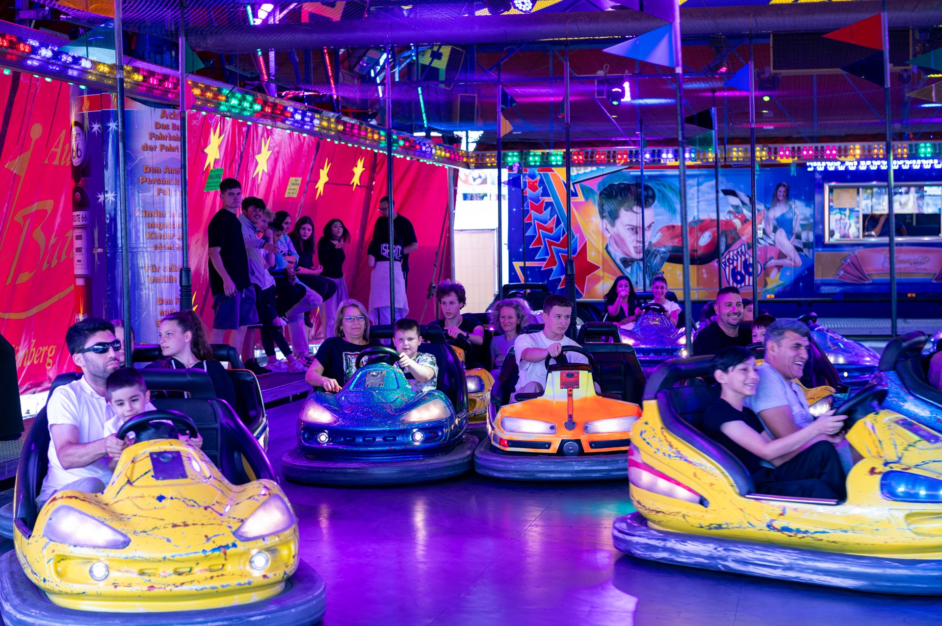 Spielzeugautos als Symbol für Konflikt und Bewegung